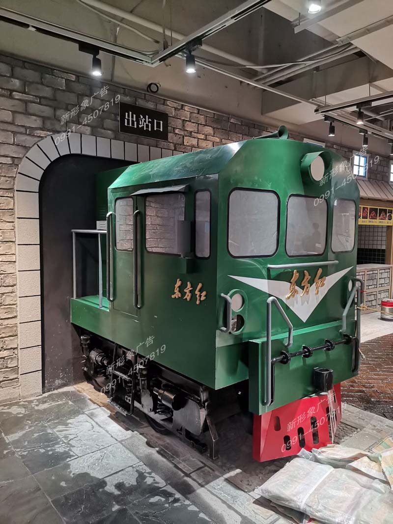 商業(yè)街情景造型設(shè)計制作，商場美陳造型裝飾。東方紅火車頭設(shè)計制作